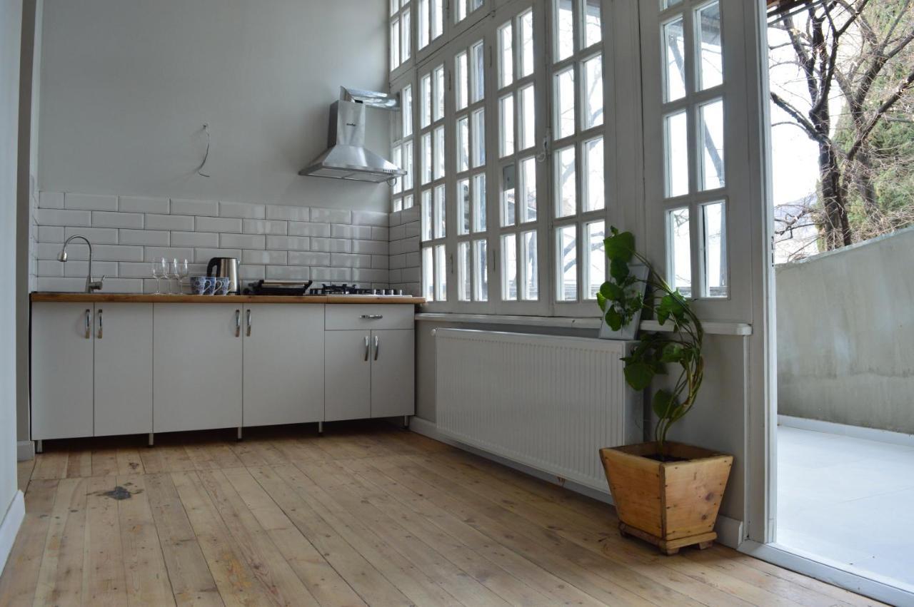 Woodmood Hostel ティビリシ エクステリア 写真